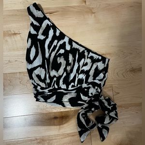 Cute one shoulder print top, great for a vacation or night out! Never worn